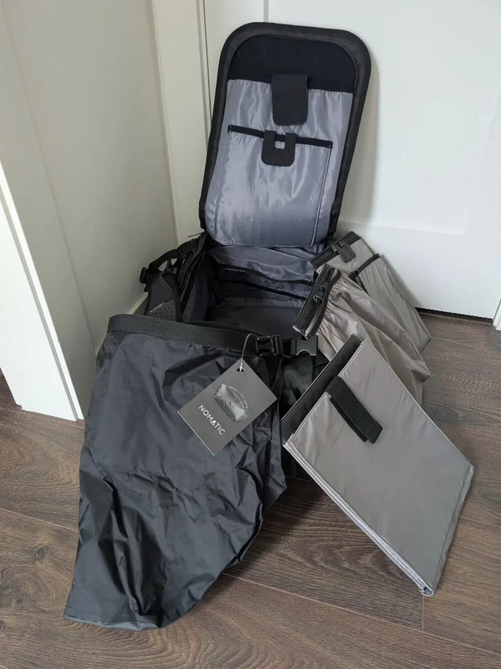 New Never Used Nomatic Travel Bag 40L With All Attachments and Laundry Bag